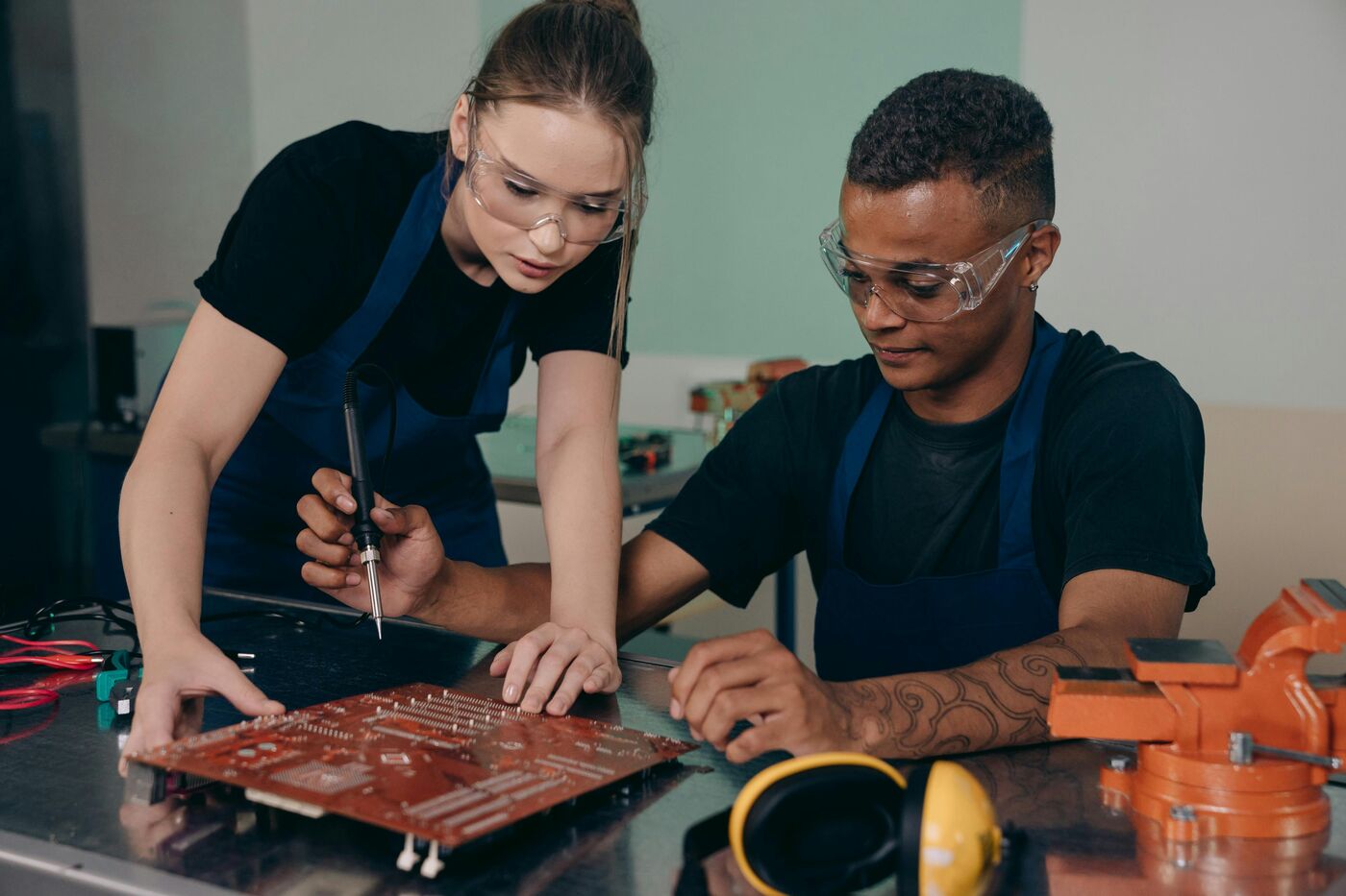 Auszubildender Elektroniker für Informations- und Systemtechnik (m/w/d) Auszubildender Elektroniker für Informations- und Systemtechnik (m/w/d) - Job Hösbach - Jobs bei KAITEC GmbH